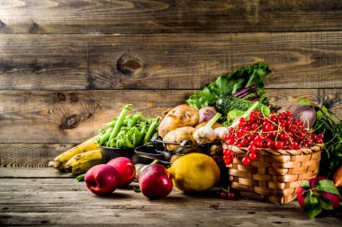 Taze yaz meyve, berry ve ahşap rustik arka plan kopya alanı sebze