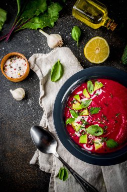 Vegan gıda, limon, avokado ve taze otlar kopya alanı üstten görünüm ile yaz soğuk pancar gazpacho çorbası