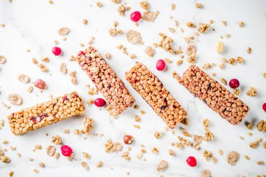 Çok tahıl granola müsli bar. Sağlıklı yiyecek, kurutulmuş meyveler, fındık, tahıl ve bal ile diyet snack. Bir beyaz mermer zemin, üstten görünüm Kopyala yer metin için.