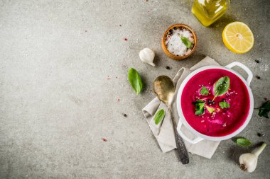 Vegan gıda, limon, avokado ve taze otlar kopya alanı üstten görünüm ile yaz soğuk pancar gazpacho çorbası
