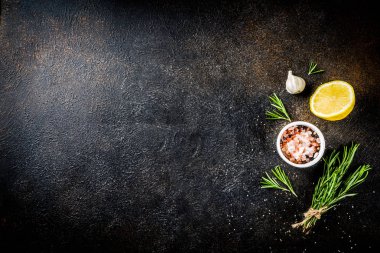 Gıda maddeleri arka plan yemek. Baharat, sarımsak, otlar, zeytin yağı. paslı siyah taş tablo. Kopya alanı yukarıdaki