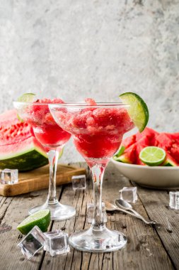 Tatlı yaz karpuz ve kireç granita dilimli karpuz ve nane, beyaz mermer zemin kopya alanı ile