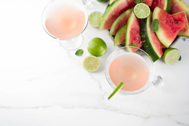 Beyaz mermer arka plan kopya alanı yukarıdaki alkollü yaz içecekler, taze limon ve nane, karpuz martini kokteyl