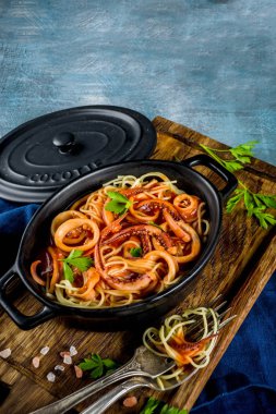 İtalyan mutfağı, kalamar Fra Diavolo, spagetti makarna ile deniz ürünleri, açık mavi renkli kopya alanı üstten görünüm marinara