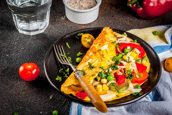 Gesundes Frühstücksbuffet Gefülltes Omelett Mit Gemüse Dunkler Betonhintergrund Kopierraum — Stockfoto