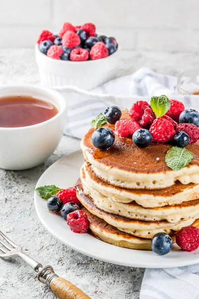 Gezonde Zomer Ontbijt Zelfgemaakte Klassieke Amerikaanse Pannenkoeken Met Verse Bessen — Stockfoto