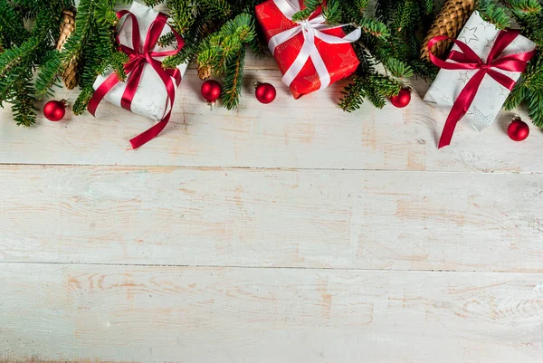 Christmas Vakantie Feestelijke Achtergrond Met Dennenappels Xmas Boomtakken Geschenken Vakken — Stockfoto