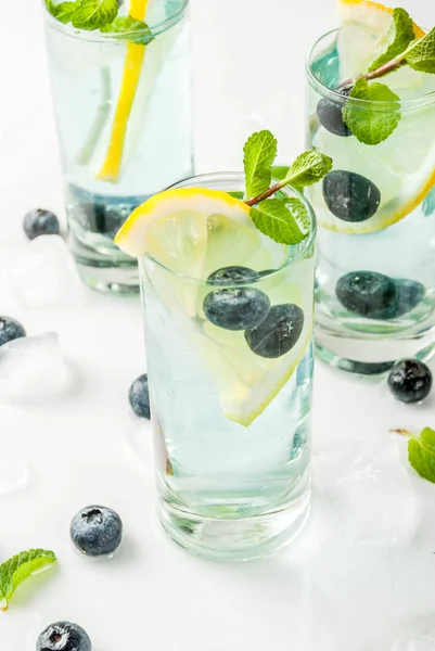 Sommerliche Erfrischungsgetränke Blaubeerlimonade Oder Mojito Cocktail Mit Zitrone Frischen Blaubeeren — Stockfoto
