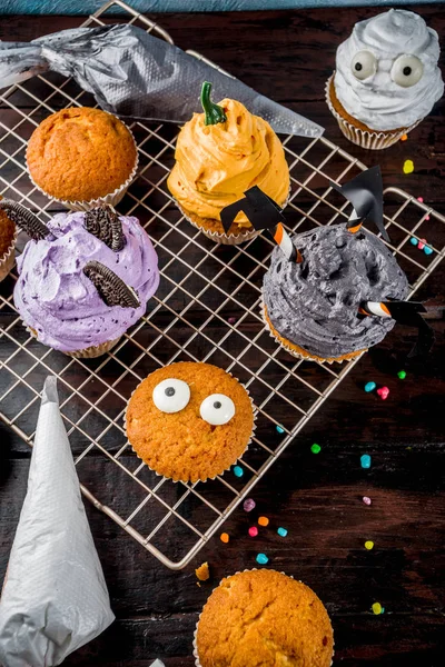 Divertidas Golosinas Infantiles Para Halloween Variaciones Cupcakes Decoradas Forma Diferentes — Foto de Stock