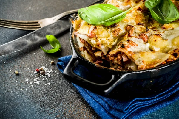 Tradiční Italské Jídlo Domácí Lasagne Čerstvou Bazalkou Tmavě Modré Pozadí — Stock fotografie