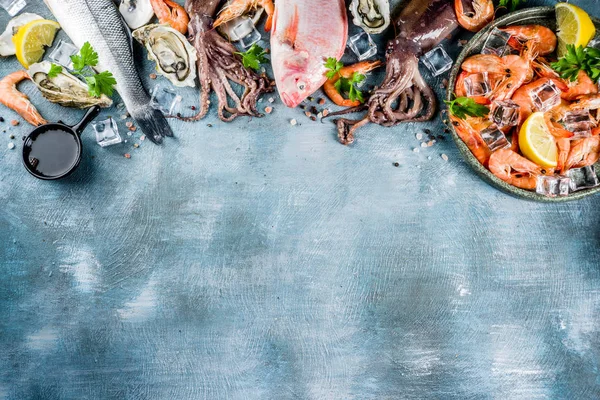 Čerstvé Syrové Mořské Chobotnice Krevety Mušle Ryby Ústřice Kořením Bylinkami — Stock fotografie