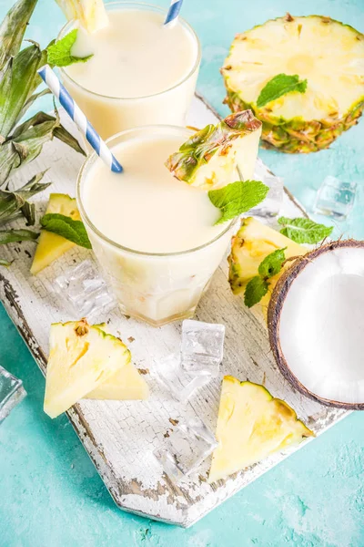 Bebida Refrescante Verão Coquetel Pina Colada Caseiro Fundo Azul Claro — Fotografia de Stock