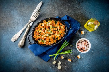 Geleneksel Şükran günü, Noel pişirme pan, koyu mavi beton arka plan üstten görünüm kopya alanı doldurma