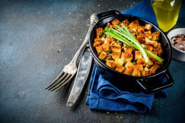 Geleneksel Şükran günü, Noel pişirme pan, koyu mavi beton arka plan üstten görünüm kopya alanı doldurma