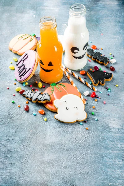 Traktaties Van Kinderen Voor Halloween Grappige Zelfgemaakte Geglazuurde Cookies Diverse — Stockfoto