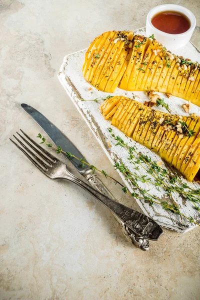 Basit sonbahar yerli tarifleri, kavrulmuş hasselback butternut squash kabak ile kekik, bal ve akçaağaç şurubu, açık renkli alanı üst görünüm Kopyala