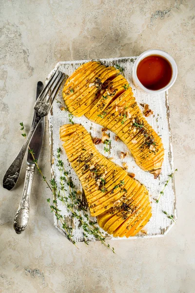 Basit sonbahar yerli tarifleri, kavrulmuş hasselback butternut squash kabak ile kekik, bal ve akçaağaç şurubu, açık renkli alanı üst görünüm Kopyala