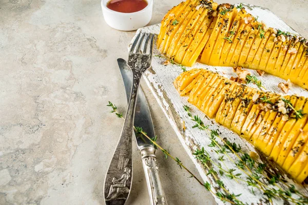 Basit sonbahar yerli tarifleri, kavrulmuş hasselback butternut squash kabak ile kekik, bal ve akçaağaç şurubu, açık renkli alanı üst görünüm Kopyala