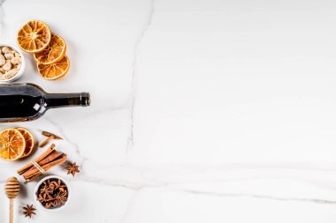 Geleneksel sonbahar içki, mulled şarap kokteyl - kırmızı şarap, eski portakal, şeker kamışı, bal, tarçın, baharat, anason, beyaz mermer arka planda, metin için üstten görünüm yer için malzemeler