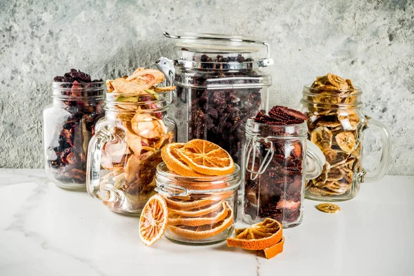 Hausgemachte Herbsternte Trockenfrüchte Und Beeren Glas Für Konserven Erdbeeren Himbeeren — Stockfoto