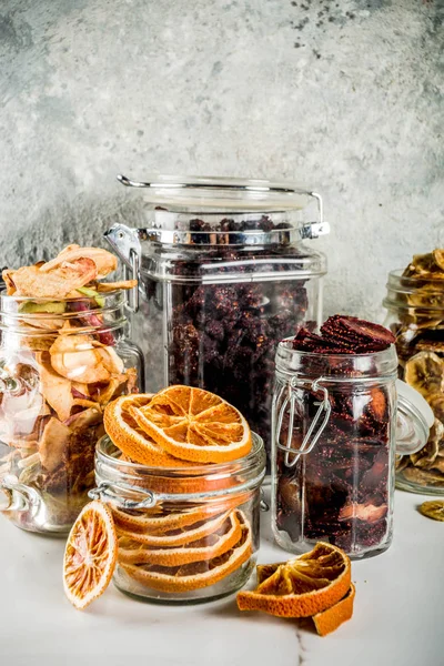 Hausgemachte Herbsternte Trockenfrüchte Und Beeren Glas Für Konserven Erdbeeren Himbeeren — Stockfoto