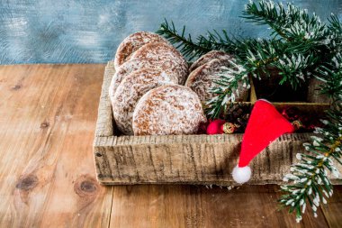 Alan kutusunda, ahşap arka plan, Noel süsleri ile klasik Noel gingerbread çerezleri kopyalama