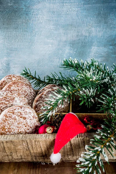 Alan kutusunda, ahşap arka plan, Noel süsleri ile klasik Noel gingerbread çerezleri kopyalama