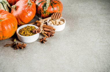 Ev yapımı kabak spice, kabak pasta, kurabiye ve kahve latte için çeşitli malzemeler kümesi