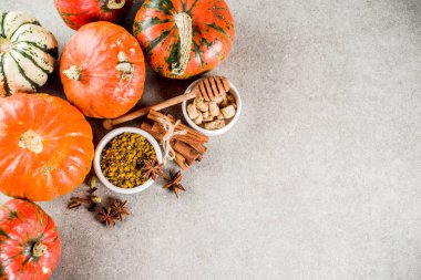 Ev yapımı kabak spice, kabak pasta, kurabiye ve kahve latte için çeşitli malzemeler kümesi