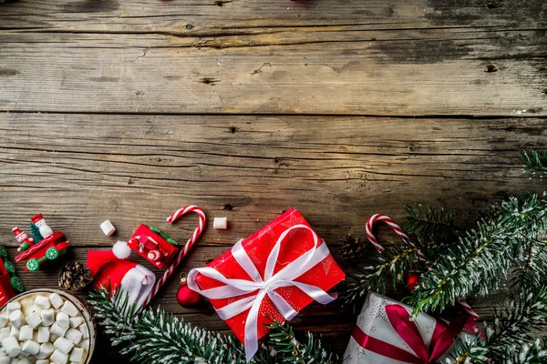 古典的なクリスマスの背景 クリスマス ツリー装飾品や枝 正月玩具キャンディの杖は 松ぼっくり 古い木製のテーブル トップ ビュー コピー領域のサンタ帽子 ギフト — ストック写真