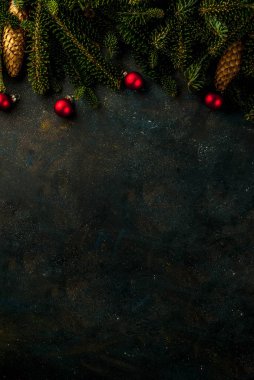 Noel ile yılbaşı arka plan mevcut hediye kutusu ve dekorasyon, köknar ağacı branchesabove kopya alanı metin için