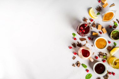 Çeşitli tatlı soslar, soslar ve şuruplar - limon, portakal, karamel, çikolata, kızılcık, kiraz, yaban mersini, hafif bir beton zemin üzerine metin için görünümü Kopyala yer top