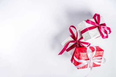 Şeritler, metin için beyaz arka plan üstten görünüm Kopyala yer ile Noel ağacı dalları, dekorasyon ve hediye kutuları ile tebrik kartı için Noel arka plan