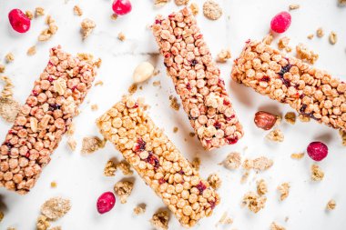 Çok tahıl granola müsli bar. Sağlıklı yiyecek, kurutulmuş meyveler, fındık, tahıl ve bal ile diyet snack. Bir beyaz mermer zemin, üstten görünüm Kopyala yer metin için.