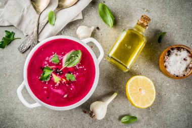 Vegan gıda, limon, avokado ve taze otlar kopya alanı üstten görünüm ile yaz soğuk pancar gazpacho çorbası