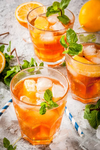 Bebida Fria Verão Chá Gelado Com Limão Hortelã Sobre Fundo — Fotografia de Stock