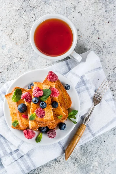 Latem Zdrowe Śniadanie Pieczone Paluszki Francuskie Tosty Świeżych Jagód Miód — Zdjęcie stockowe