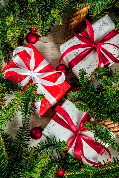 Kerstmis Achtergrond Met Kerstmis Geschenken Vak Decoratie Fir Tree Branchesabove — Stockfoto