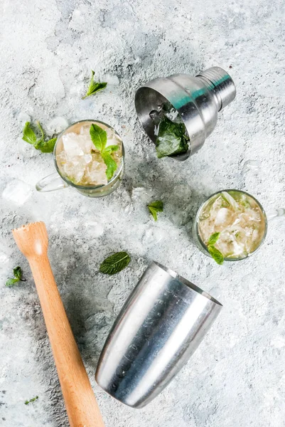 冷たい夏の飲み物 ミント ジュレップ カクテルを飲む 灰色の石の背景コピー スペース — ストック写真