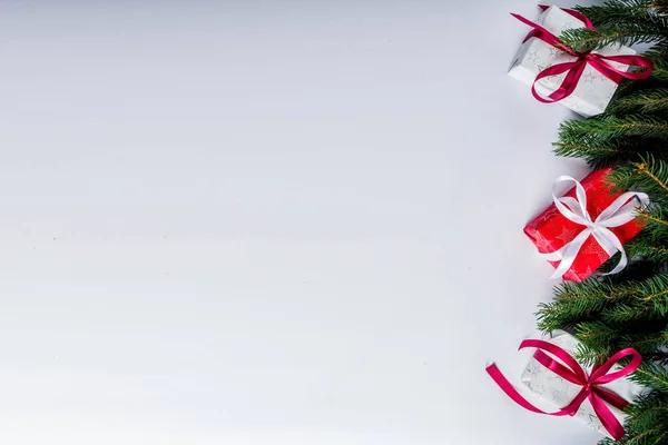 Χριστουγεννιάτικο Φόντο Για Ευχετήρια Κάρτα Δέντρο Έλατο Υποκατάστημα Και Δώρα — Φωτογραφία Αρχείου