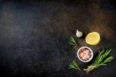 Gıda maddeleri arka plan yemek. Baharat, sarımsak, otlar, zeytin yağı. paslı siyah taş tablo. Kopya alanı yukarıdaki