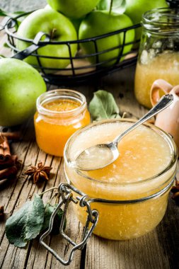 Ev yapımı elma reçel veya sosu, yeşil elma ve baharatlar, ahşap rustik arka plan kopya alanı ile 