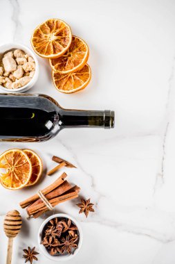 Geleneksel sonbahar içki, mulled şarap kokteyl - kırmızı şarap, eski portakal, şeker kamışı, bal, tarçın, baharat, anason, beyaz mermer arka planda, metin için üstten görünüm yer için malzemeler