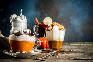 Sonbahar kış sıcak içecekler, sıcak çikolata, Sütlü Balkabağı, karamel ve fıstık kahve latte, mulled şarap, rahat koyu arka plan kopya alanı