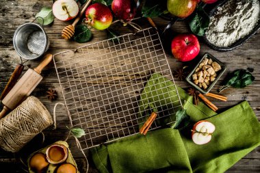 Yemek arka plan, elmalı turta Pişirme kavramı, taze kırmızı elma, tatlı baharatlar, şeker, un, oklava, mutfak eşyaları, ahşap arka plan kopya alanı pişirme yumurta, sonbahar