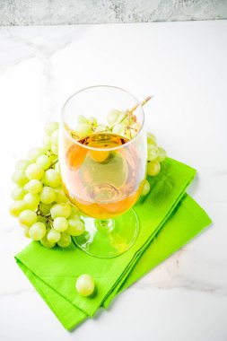 Üzüm, mermer bir beyaz tablo kopya alanı bir dalı ile beyaz şarap kadehi