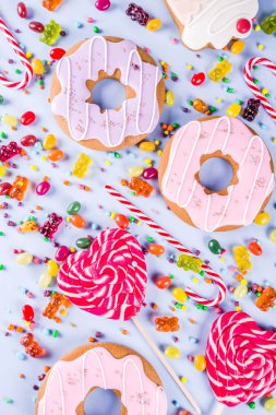 Tatlılar yaratıcı paralamak, lolipop, reçel, şeker, çerezleri çörek ve cupcakes, açık mavi renkli üstten görünüm kopya alanı ile tatlı kavramı