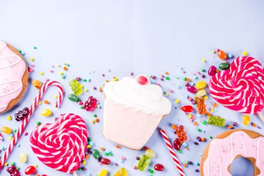Tatlılar yaratıcı paralamak, lolipop, reçel, şeker, çerezleri çörek ve cupcakes, açık mavi renkli üstten görünüm kopya alanı ile tatlı kavramı