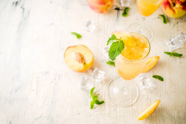 Zomer Koude Alcohol Drinken Iced Perzik Bellini Cocktail Met Mint — Stockfoto