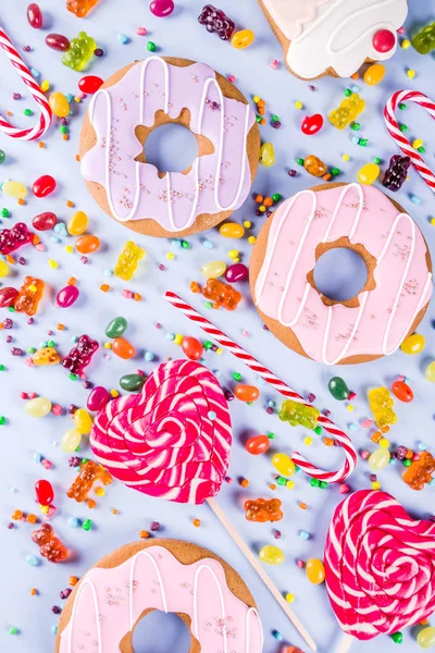 Tatlılar yaratıcı paralamak, lolipop, reçel, şeker, çerezleri çörek ve cupcakes, açık mavi renkli üstten görünüm kopya alanı ile tatlı kavramı